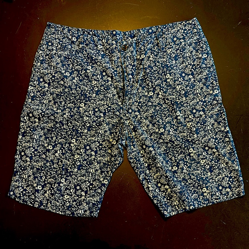 A pair of blue white floral Tuscano 38 inch shorts